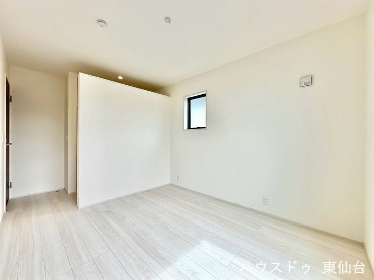 バルコニーに繋がっていて、南向きで日当たり良好です!
寝室にピッタリなお部屋ですね!