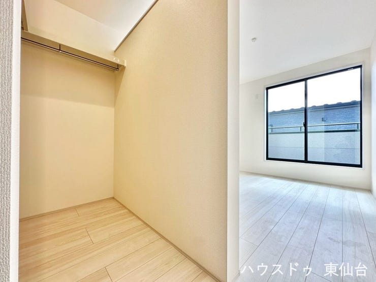 ウォークインクローゼット付きで、収納力のあるお部屋になります!