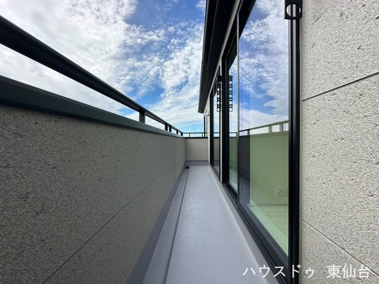 こちらのバルコニーは物干し金具が付いていて、南からの日差しで洗濯物を干せます!