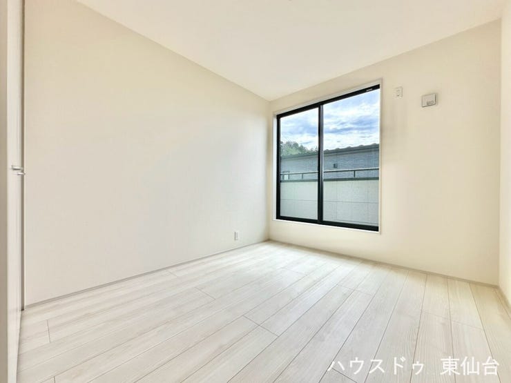 こちらはバルコニーに繋がっている5.2帖のお部屋になります!