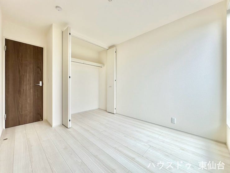 南向きのお部屋で陽当たりも良く、クローゼット付きでたくさん収納出来そうです!