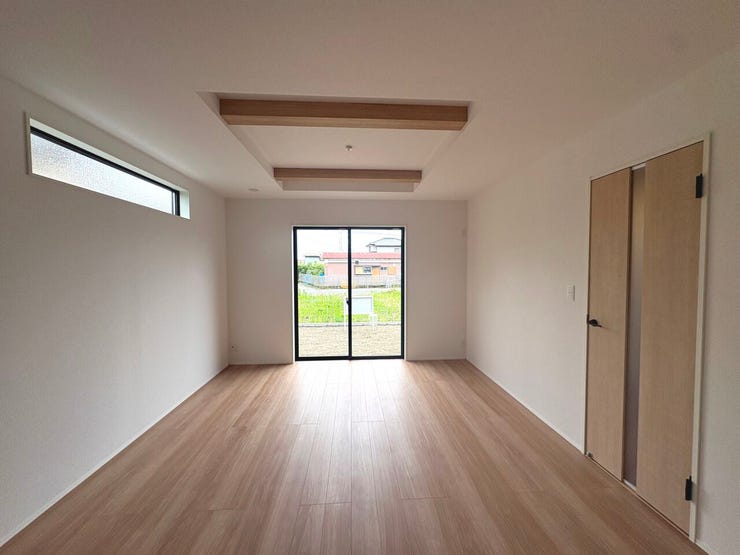 【リビング】
16帖のリビング。折上天井で開放的な空間を演出。住宅性能評価で安心設計です!