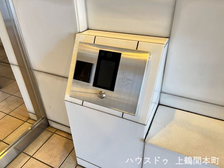 オートロック完備で、防犯面にも配慮されたマンションです。
