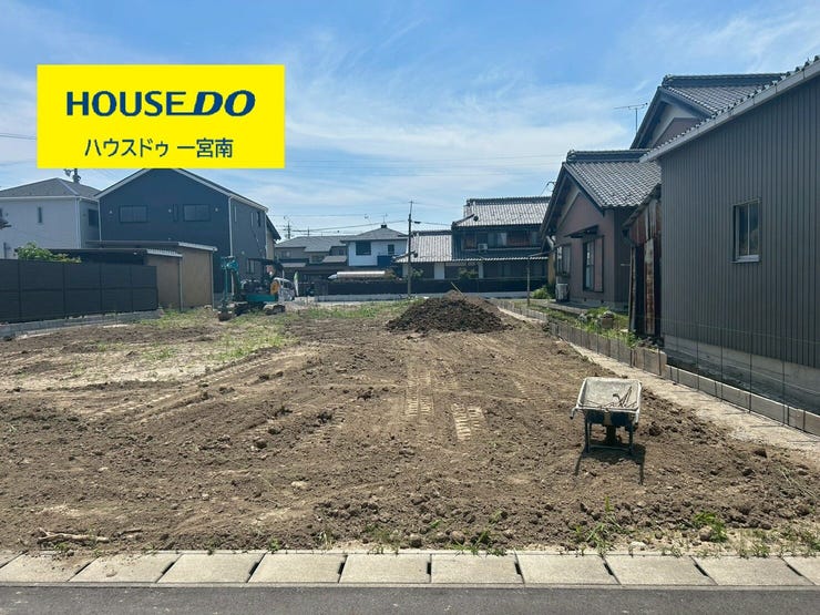 【外観】
【陽当りの良さと明るさを誇る南向き】
陽当りが良いため暖かく、さらに室内が明るく感じられます!
一日中たっぷりと差し込む光が家族の集まるリビングを優しく包み込み、毎日の暮らしを暖かく彩る立地です。