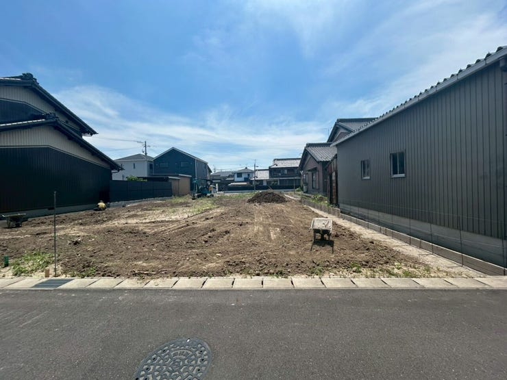 【将来まで安心、街並みに美しく映える立地】
道路に対して並行・垂直に美しく整っているため、見栄えの良い外構やカースペースが特徴。
将来的な資産価値としても目減りしにくい、安心感のある土地です。