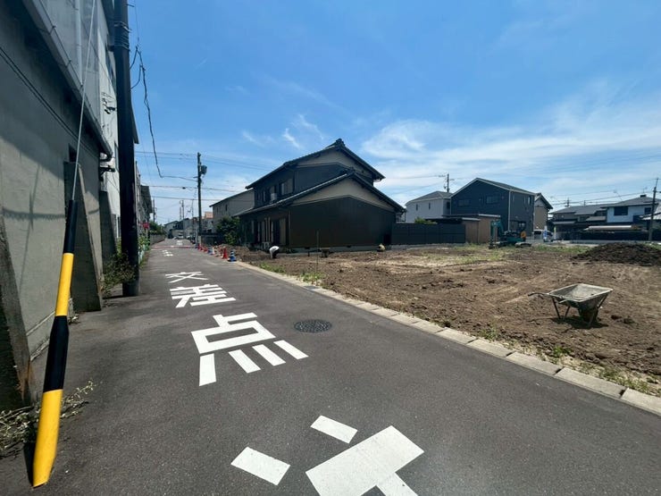 【程よい落ち着きと利便性を兼ね備えた道路幅】
通り抜けの車が速度を出しにくく安全性が高く、静かな住環境を保てます。車の出し入れもしやすく、ゆとりある道路幅で快適なカーライフが送れる環境です。