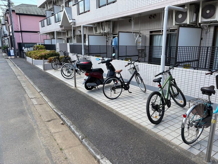 建物沿いに設けられた駐輪スペースです。自転車やバイクがすっきりと並び、日々の移動を快適にサポートします。住まいのすぐ近くに駐輪できるため、出かける際もスムーズで忙しい朝の時間を有効に使えそうです。