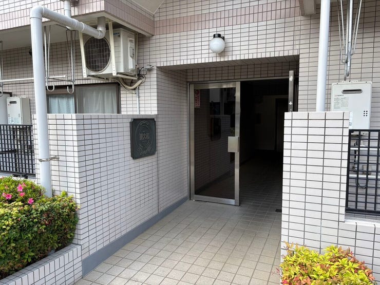住まいの顔となるエントランスは、タイル貼りで丁寧に仕上げられています。アプローチには手入れされた植栽が添えられ、帰宅のたびに心が和む空間。家族の気配を感じながら、穏やかに一日を終えられそうです。
