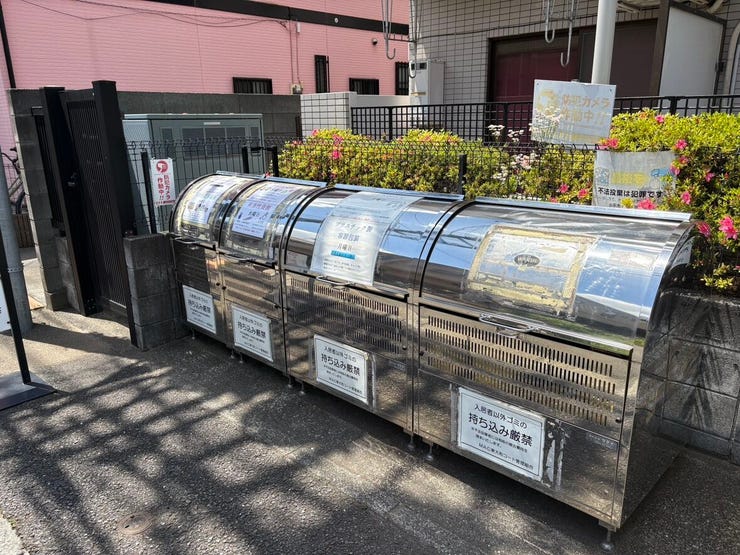 敷地内に設置された清潔なゴミ置き場です。扉付きでカラス対策もしっかりしており、日々のゴミ出しも衛生的に行えます。整理された共用部は、気持ちよく毎日を過ごすための大切なポイントになります。