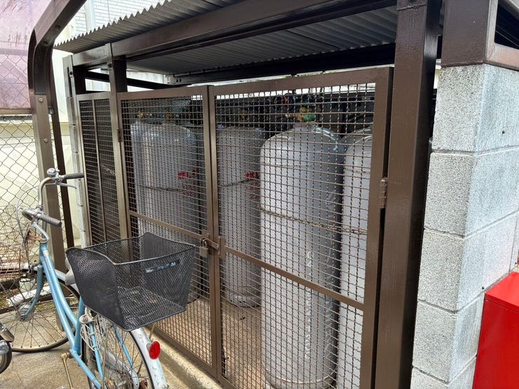 敷地内に設置されたプロパンガス庫です。フェンスと屋根でしっかり保護されており、安全面に配慮した管理体制が整っています。日々の暮らしを支える設備が整っていることで、安心感のある住環境が保たれています。
