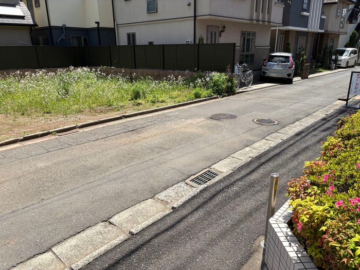 通りからの見通しが良く、防犯面でも安心感のある土地です。前面道路はフラットで、自転車や徒歩での移動も快適。周囲に馴染む落ち着いた雰囲気の中で、家族の新しい生活を心地よくスタートできそうです。