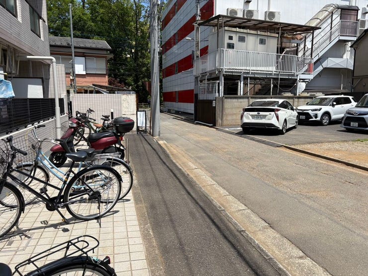 前面道路は幅にゆとりがあり、車での移動や出入りもスムーズに行えます。視界も開けているため、ご家族の通行時も安心感があるのが嬉しいですね。日々の暮らしを快適にサポートする、落ち着いた周辺環境です