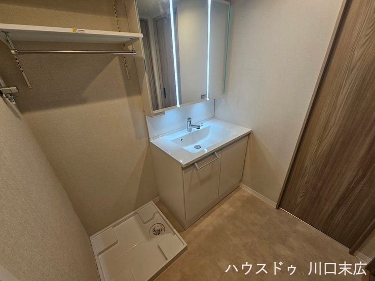 鏡の裏に小物類をすっきりと整理できる三面鏡付き洗面化粧台。お手入れがしやすい洗面ボウルを採用し、毎日の身支度を快適にサポートします。