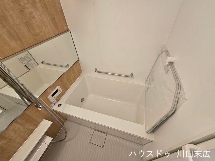 足を伸ばしてリラックスできるゆとりあるバスタブを採用したユニットバス。一日の疲れをゆっくりと癒やす、プライベートなバスタイムを演出します。
