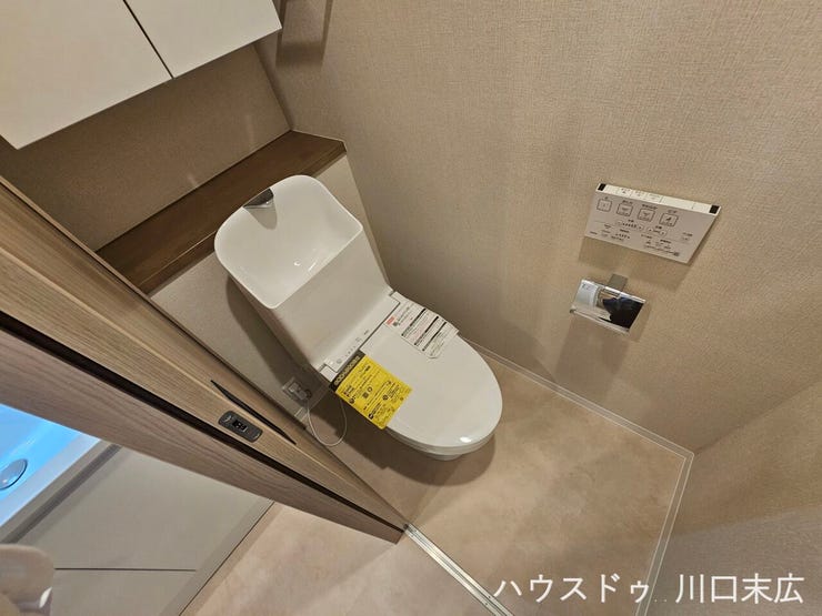 すっきりとしたフォルムの温水洗浄便座付きトイレ。手洗いボウルが一体となったデザインで、空間を有効活用しつつ清潔な状態を保ちやすい設計です。