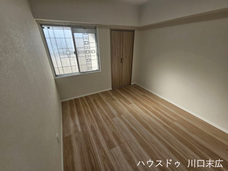 フローリング仕上げの独立した洋室。プライベートな時間を穏やかに過ごす寝室や、集中して作業に取り組むワークスペースなど、多目的に活用できます。