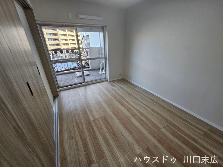 バルコニーへ出入りが可能な洋室。室内に心地よい風を取り込むことができ、開放感を味わいながらリフレッシュできるプライベートな空間です。