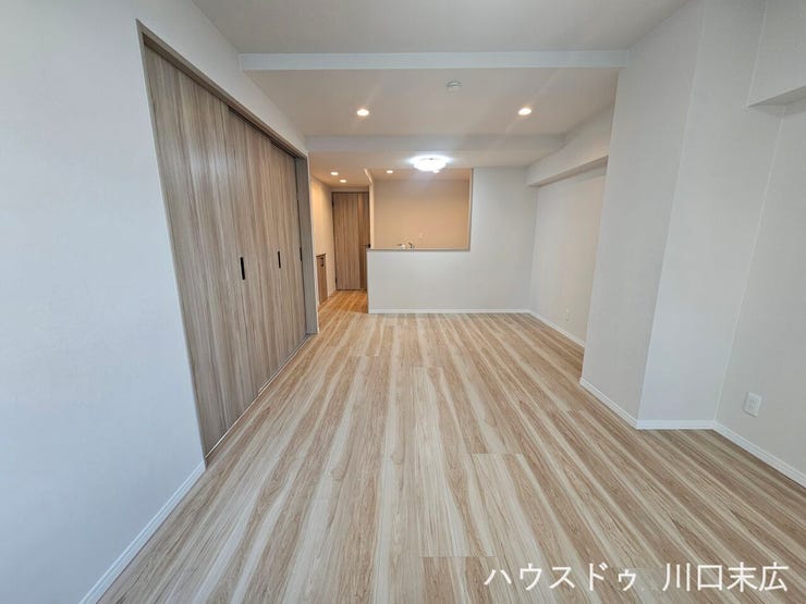 家族のくつろぎの場となるリビング空間。木目調のフローリングが温もりを演出し、多様なインテリアスタイルに調和するシンプルな内装に仕上がっています。