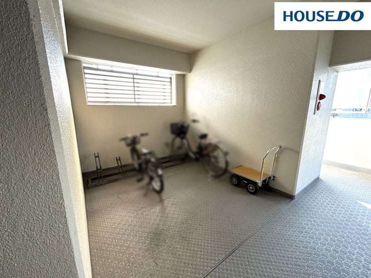 3階 各階段に自転車置き場有り(使用料なし・区画なし)♪屋内なので悪天候でも安心☆希望する場合は管理組合に申請要。台車は自由にお使いいただけます☆重い荷物を運ぶときに便利☆