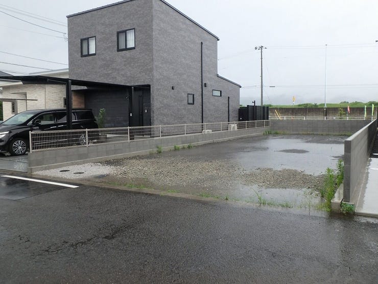 【外観】
外観を北西側より撮影(雨天時)