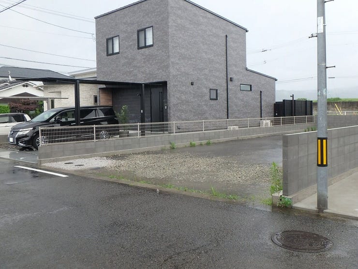 外観を北西側より撮影(雨天時)