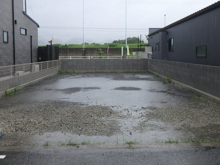 外観を北側より撮影(雨天時)