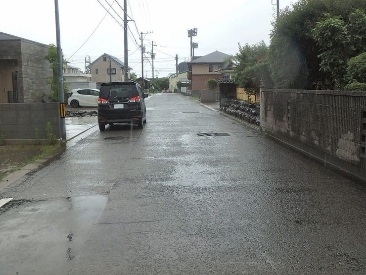北側道路(雨天時)