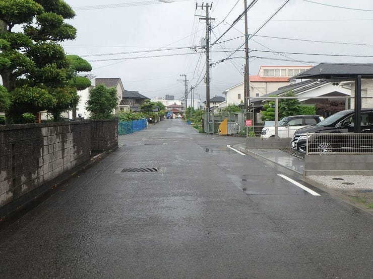 北側道路(雨天時)