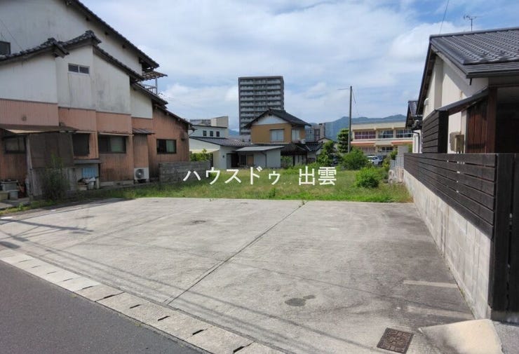 【外観】
125.54坪の広さがあります。幅員約5.0mの公道に面しているため、車の出入りがスムーズにできます。閑静な住宅街の立地です。