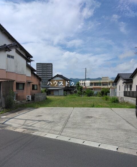 閑静な住宅街の立地でプライベートを静かに過ごしたい方にお勧めの土地です。のんびりした環境なのでお散歩なども行きやすい環境です。