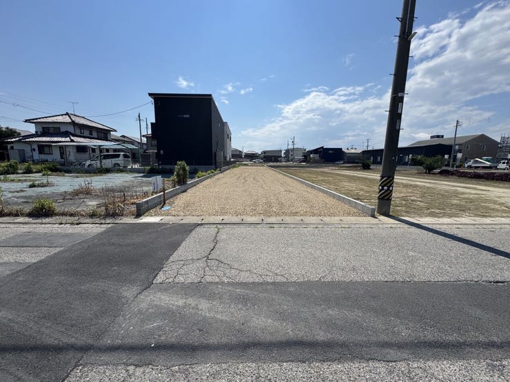 前面道路は6.9mあり、安心して車の出入りができそうです。