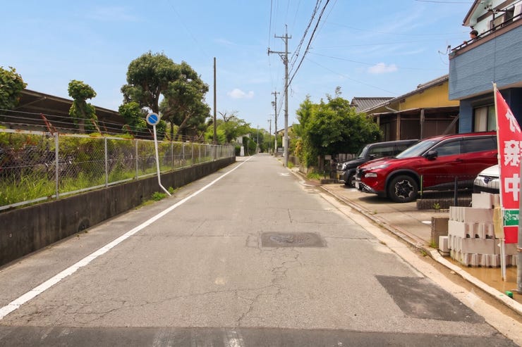前面道路は約6.0メートルの道幅となります。すれ違いにもゆとりのある広さなので安心ですね◎交通量が少ないので安心です◎