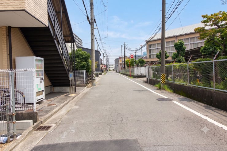 前面道路は約6.0メートルの道幅となります。すれ違いにもゆとりのある広さなので安心ですね◎交通量が少ないので安心です◎
