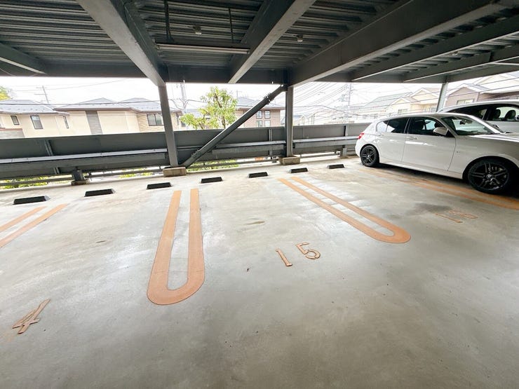 駐車場1台無料!
屋根もあり雨の日でも安心です。