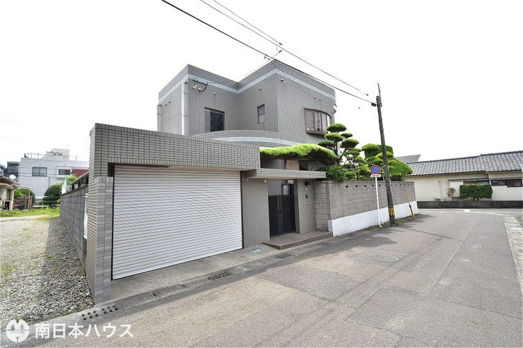【外観】
南角地【敷地面積330.96㎡(100.11坪)】駐車2台!シャッター付きです♪