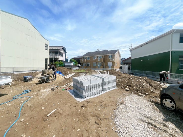 【南向きの土地】
南向きの土地は陽当たりが良く一日を通して明るく暖かな光が差し込みます!
家族が集まるリビングも明るく過ごしやすく、日中は電気をつけずとも明るいこともあり電気代の節約にもなります♪