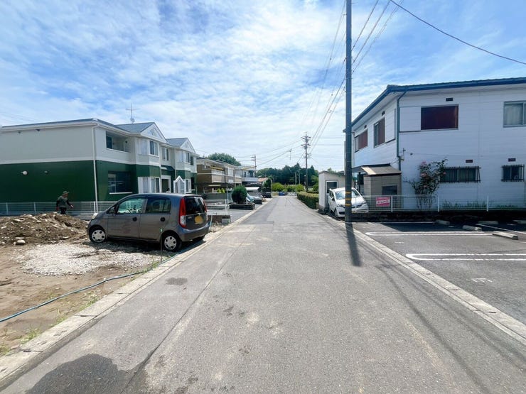 【前面道路】
交通量が少なく静かな環境のため、歩行者や高齢者、お子様にも安心の立地です♪
周辺の騒音も少ないため、落ち着いた雰囲気の中で穏やかな毎日を過ごしたい方にぴったりの住環境です!