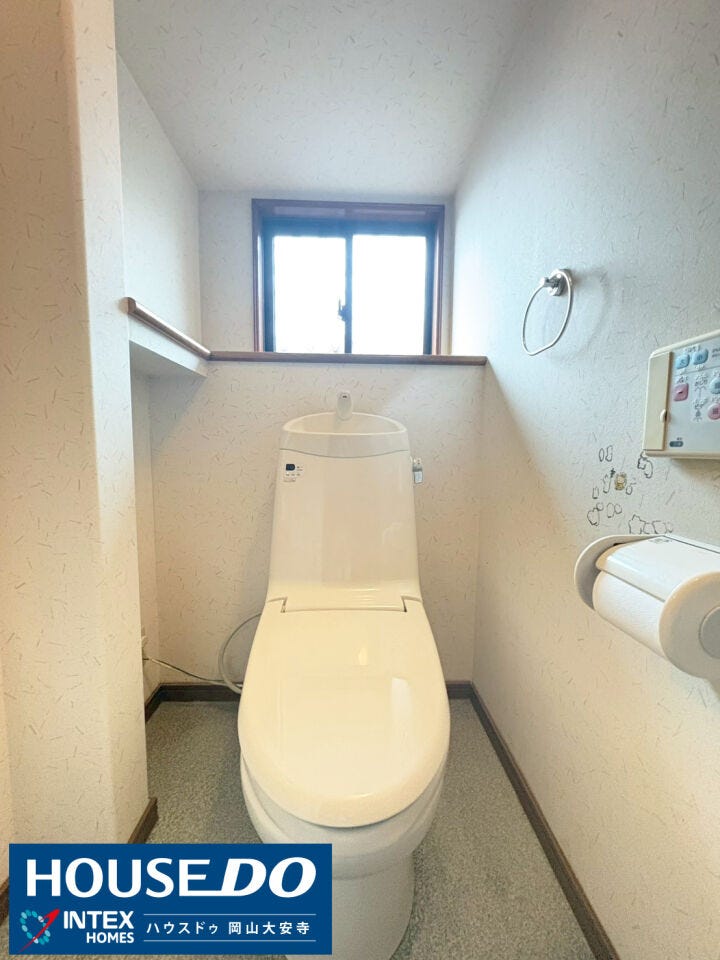【窓付きで爽やかなトイレ空間】
明るい光が差し込む小窓付きのトイレは、換気もしやすくいつも清潔&爽やか!温水洗浄便座などの快適機能も備わっており、ご家族みんながホッと落ち着ける空間です。