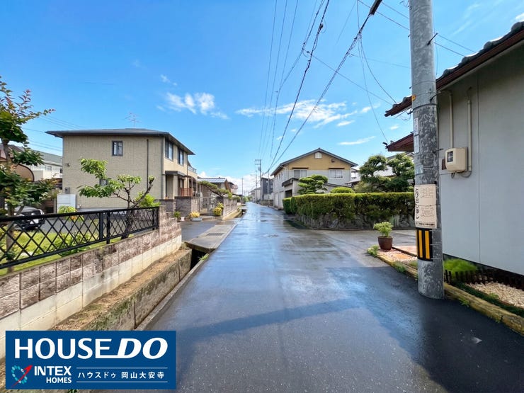 【のびのび育つ閑静な住宅街】
青空が広がる開放的な前面道路は、交通量が少なく小さなお子様がいるご家庭も安心!落ち着いた街並みの中で、家族みんなが笑顔で穏やかな毎日を過ごせそうですね。