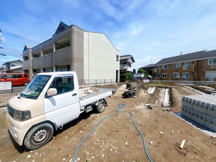 【南向きの土地】
南向きの土地は陽当たりが良く一日を通して明るく暖かな光が差し込みます!
家族が集まるリビングも明るく過ごしやすく、日中は電気をつけずとも明るいこともあり電気代の節約にもなります♪