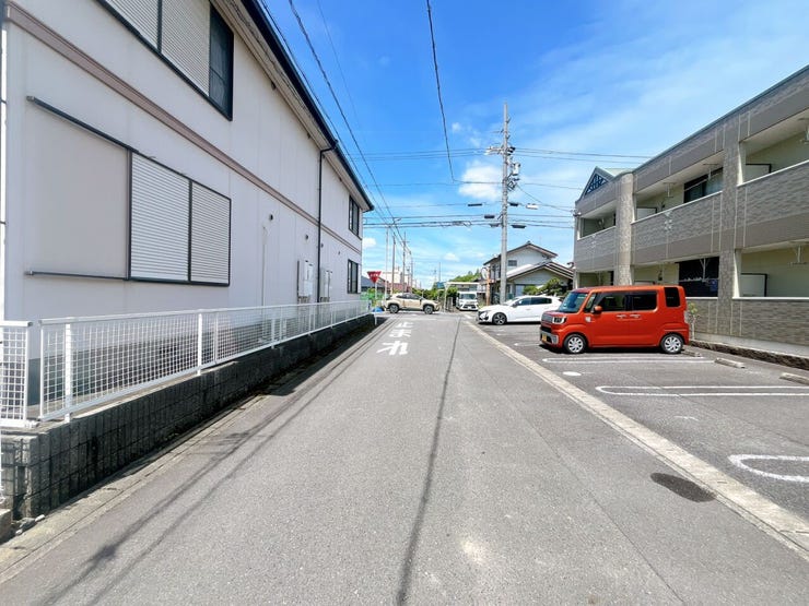 【前面道路】
交通量が少なく静かな環境のため、歩行者や高齢者、お子様にも安心の立地です♪
周辺の騒音も少ないため、落ち着いた雰囲気の中で穏やかな毎日を過ごしたい方にぴったりの住環境です!
