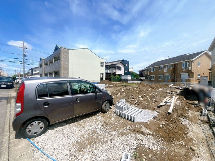 【南向きの土地】
南向きの土地は陽当たりが良く一日を通して明るく暖かな光が差し込みます!
家族が集まるリビングも明るく過ごしやすく、日中は電気をつけずとも明るいこともあり電気代の節約にもなります♪