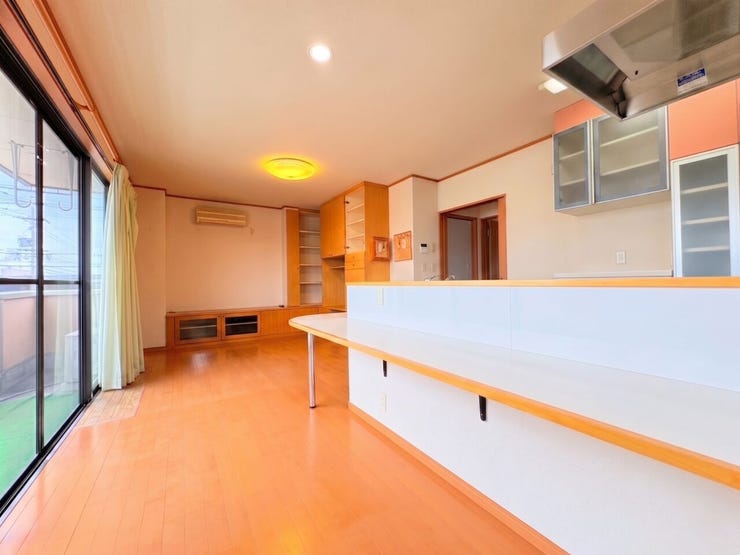 【2階リビング】
カウンターキッチン付きのリビング。
※実際の写真から家具消しの加工を行っております。