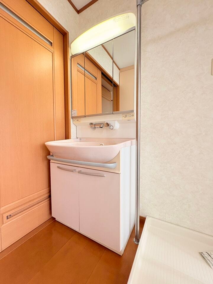 【2階洗面台】
三面鏡付洗面化粧台♪
※実際の写真から家具消しの加工を行っております。