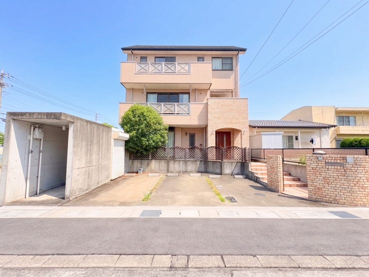【外観】
エレベーター付きの3階建て住宅!
内覧予約お待ちしております!写真や図面からは分からない細部までぜひ現地にてご体感ください♪