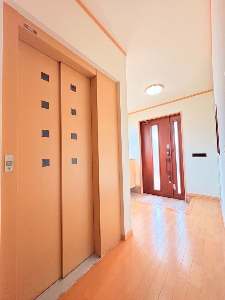 【エレベーター】
快適な暮らしを支えるエレベーター完備♪
※実際の写真から家具消しの加工を行っております。