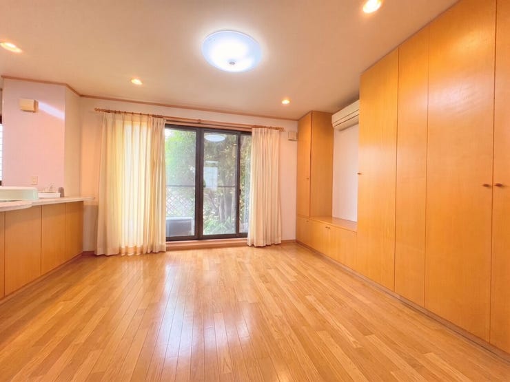 【1階リビング】
南向きで日当たり良好なリビングです♪
※実際の写真から家具消しの加工を行っております。