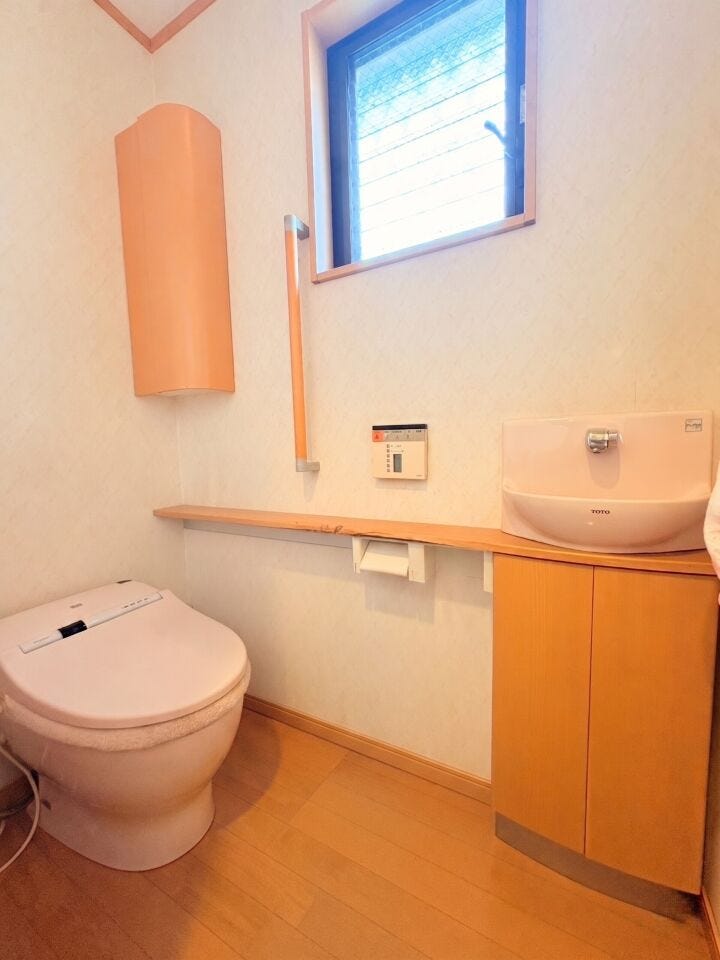 【1階トイレ】
1・2階にトイレがございます♪朝の忙しい時間帯も待たずにすみそうですね♪
※実際の写真から家具消しの加工を行っております。