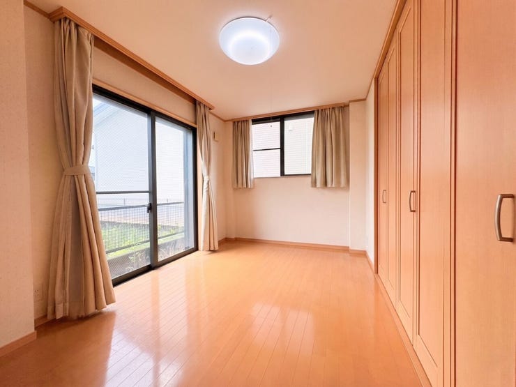 【1階洋室】
大きなクローゼット付で収納充実♪
※実際の写真から家具消しの加工を行っております。