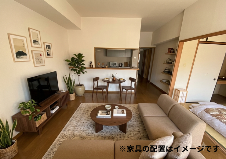 バルコニー側からリビングを見た感じです♪ダイニングテーブル・リビングのソファやテーブルを置くには充分な広さ♪